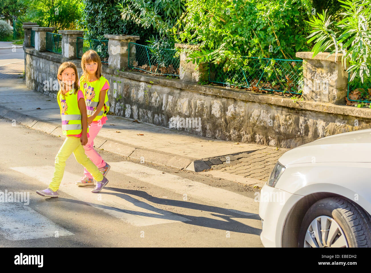 Schulkinder die Straße überqueren Stockfoto