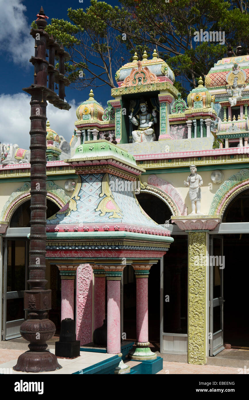 Mauritius, Cap Malheureux, dekoriert bunt hinduistischen Shiva Tempel Dwajastambham Fahnenmast Stockfoto