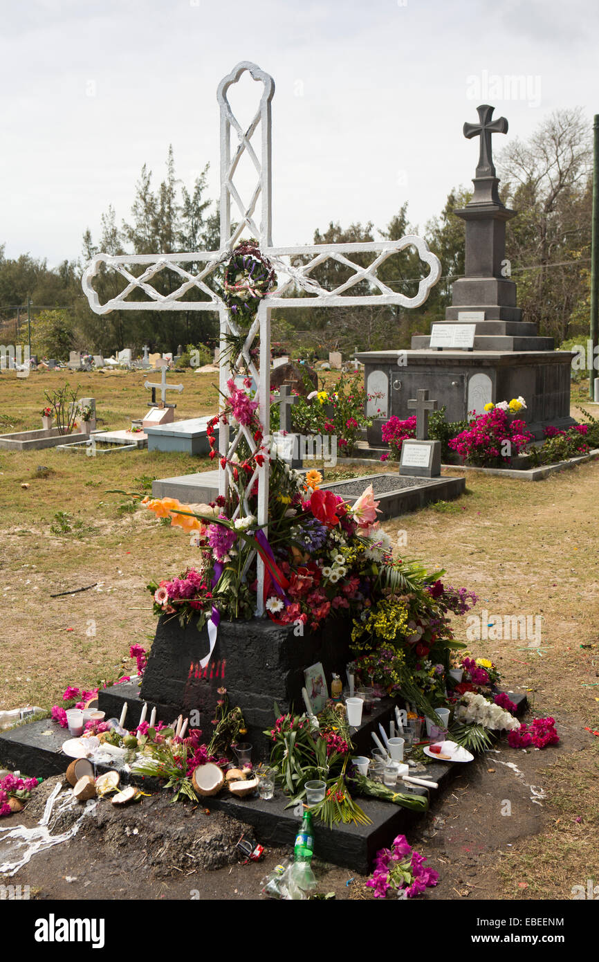 Mauritius, Cap Malheureux, Friedhof, kommunale Gedenkstätte mit Blumen während des Morts feste aufgetürmt Stockfoto