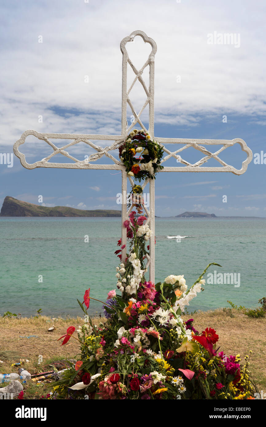 Mauritius, Cap Malheureux, Friedhof, kommunale Gedenkstätte mit Blumen während des Morts feste aufgetürmt Stockfoto