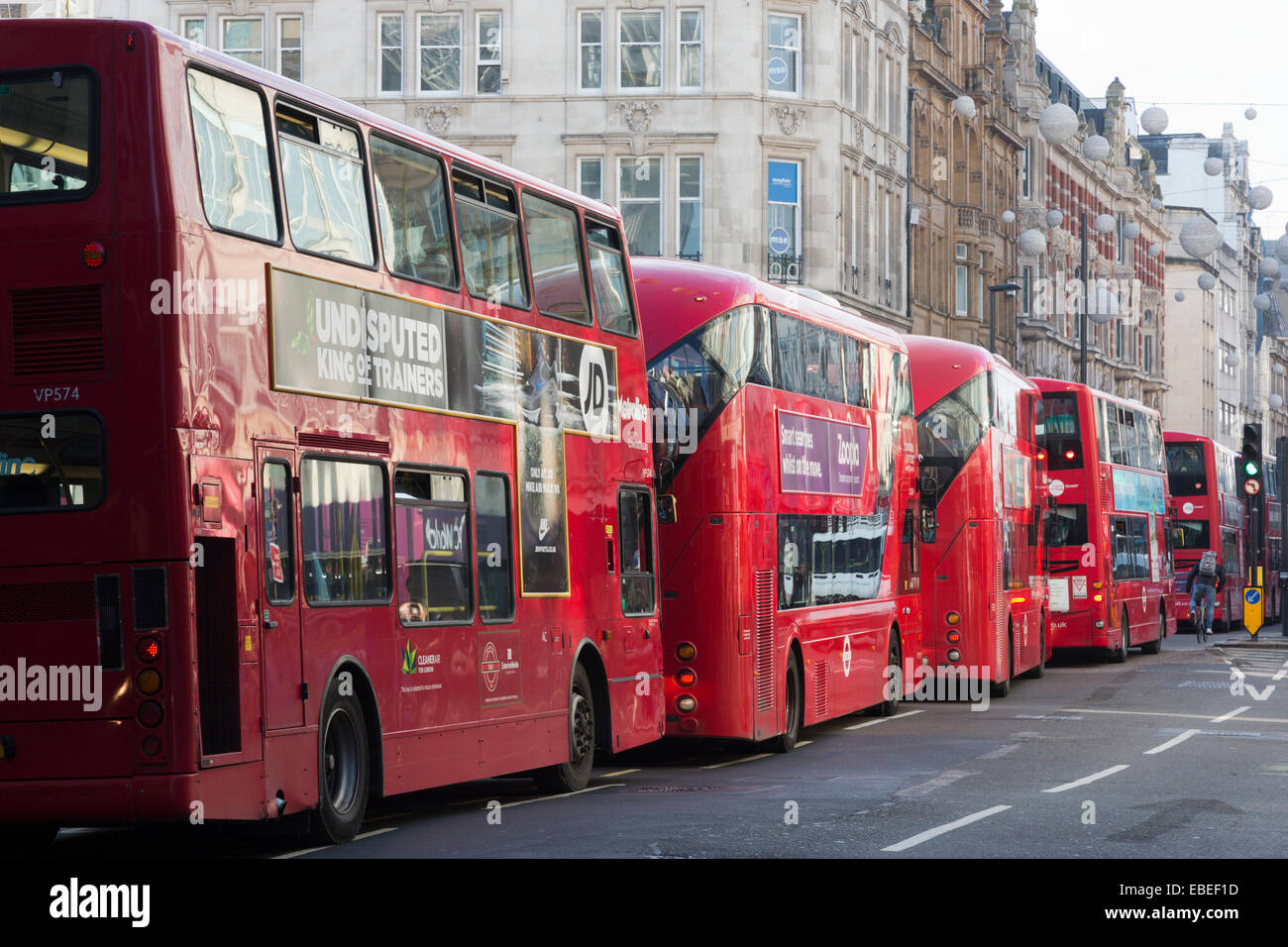 London, UK. 29. November 2014. Ein Verkehrsunfall im Bereich Marble Arch verursacht rote Londoner Doppeldecker-Busse nach hinten, bis sie schließlich die gesamte Länge der Oxford Street Stoßstange an Stoßstange standen. Es dauerte ca. 1 Stunde aufloesen dieses großen Stau auf, was einem anstrengenden shopping-Tag im Zentrum von London war. Während die Richtung Marble Arch komplett gesperrt war, kam kaum Verkehr die entgegengesetzte Richtung. Bildnachweis: Nick Savage/Alamy Live-Nachrichten Stockfoto