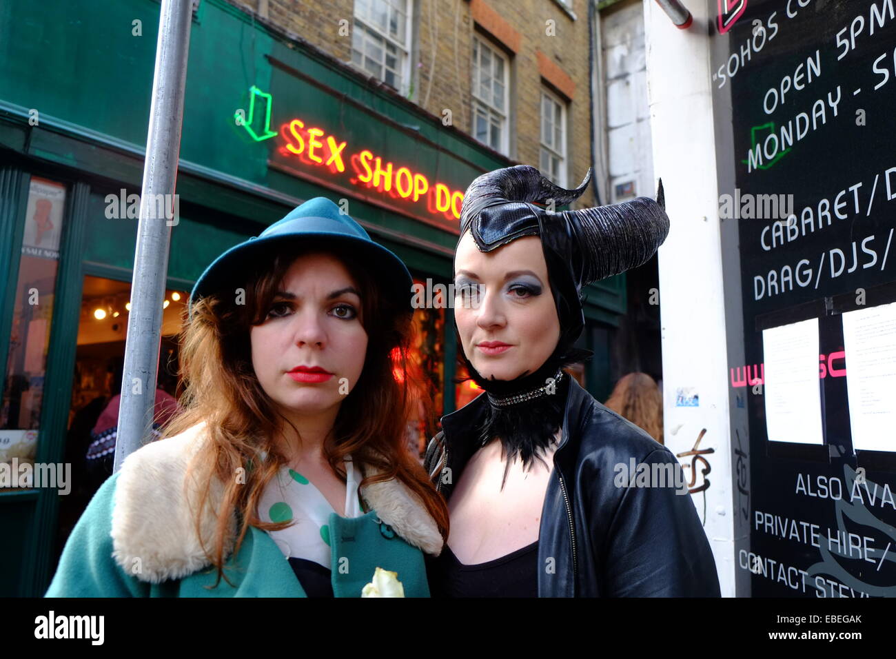 London, UK. 29. November 2014. Ein Frieden Party Prozession & Mahnwache für Londoner Alternative Nachtleben und seine Gemeinschaft fand in Soho nach Schließung des legendären Club Madame Jojos. Bildnachweis: Rachel Megawhat/Alamy Live-Nachrichten Stockfoto