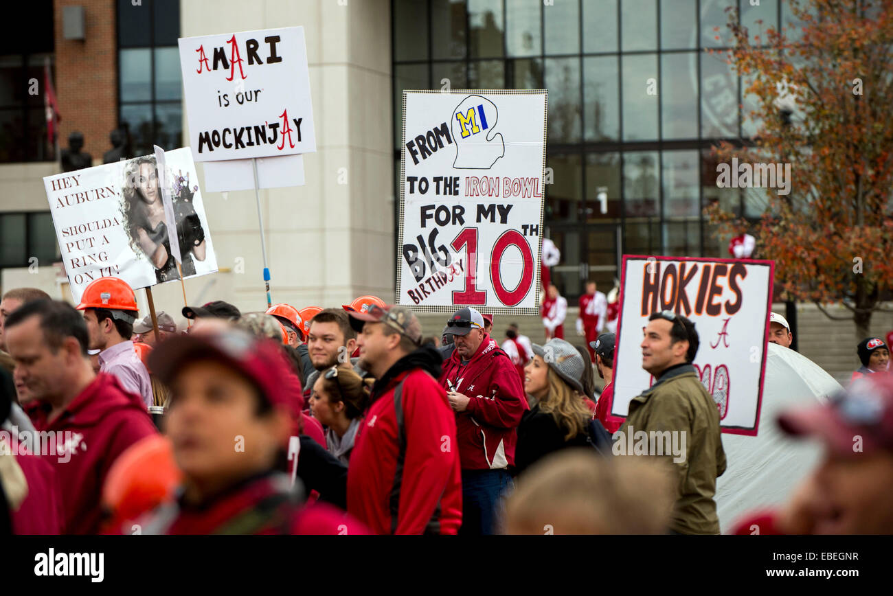 Tuscaloosa, Alabama, USA. 29. November 2014. Um die ESPN College GameDay Fans drängen eingestellt am Morgen des 2014 Iron Bowl-Spiel zwischen der University of Alabama und Auburn University. © Brian Cahn/ZUMA Draht/Alamy Live-Nachrichten Stockfoto