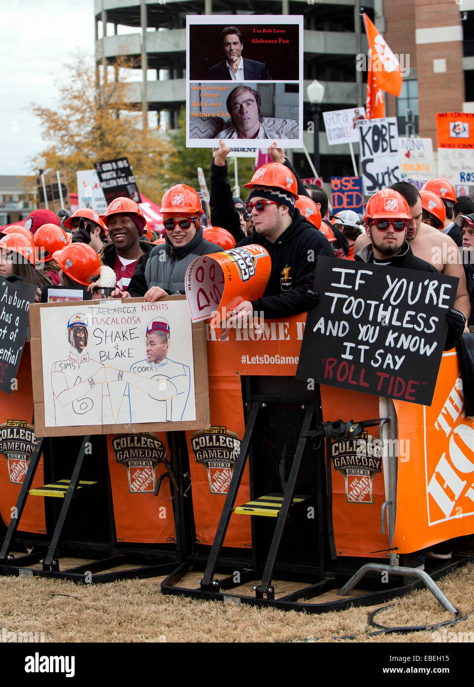 Tuscaloosa, Alabama, USA. 29. November 2014. Um die ESPN College GameDay Fans drängen eingestellt am Morgen des 2014 Iron Bowl-Spiel zwischen der University of Alabama und Auburn University. © Brian Cahn/ZUMA Draht/Alamy Live-Nachrichten Stockfoto