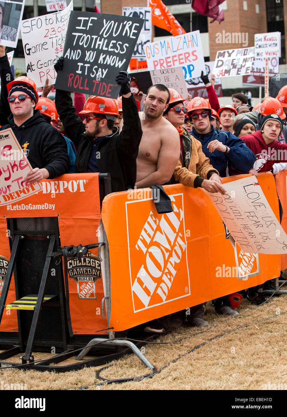 Tuscaloosa, Alabama, USA. 29. November 2014. Um die ESPN College GameDay Fans drängen eingestellt am Morgen des 2014 Iron Bowl-Spiel zwischen der University of Alabama und Auburn University. © Brian Cahn/ZUMA Draht/Alamy Live-Nachrichten Stockfoto