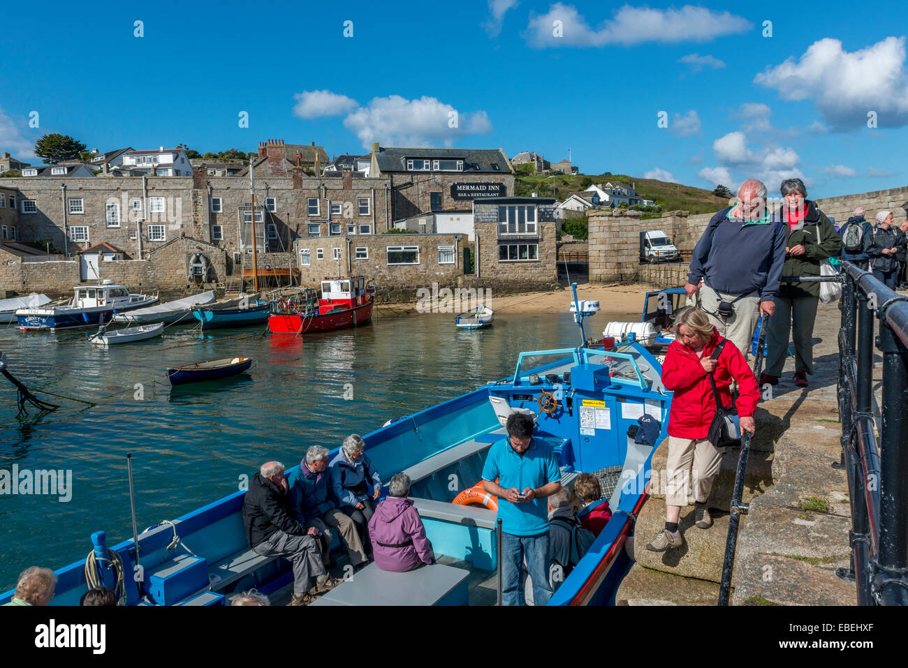 Touristen, die ein Boot boarding. Hafen von Hugh Town. Marias. Scilly Isles. Cornwall. GROSSBRITANNIEN Stockfoto