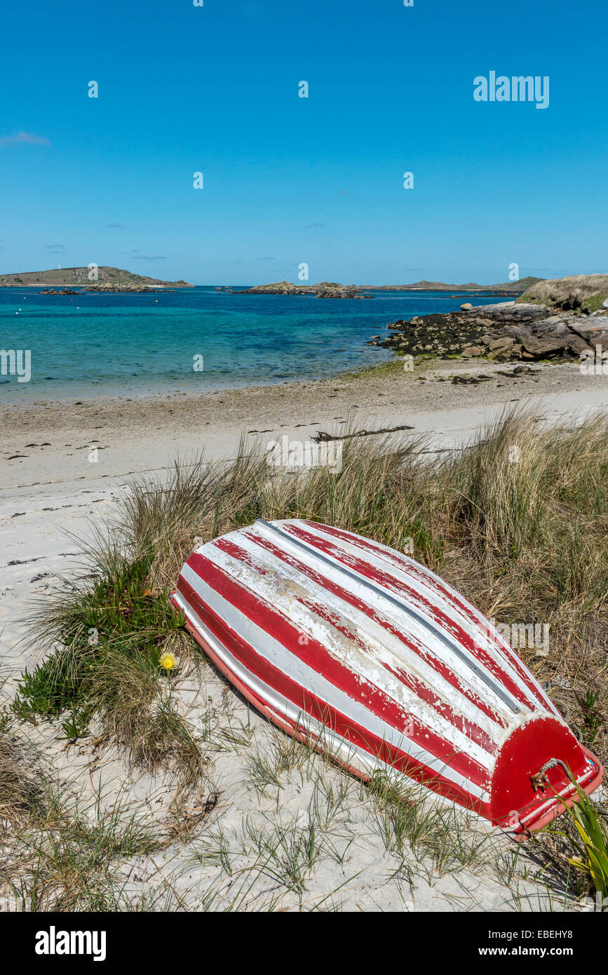 Umgedrehten Boot am Strand in der Nähe von Blockhaus-Punkt. Tresco, Isles of Scilly, Cornwall, England, UK Stockfoto