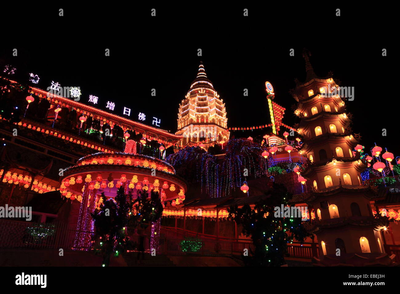 KEK Lok Si Air Itam in Penang. Nacht Schuss eines buddhistischen Tempels dekoriert und beleuchtet für Chinese New Year. Stockfoto