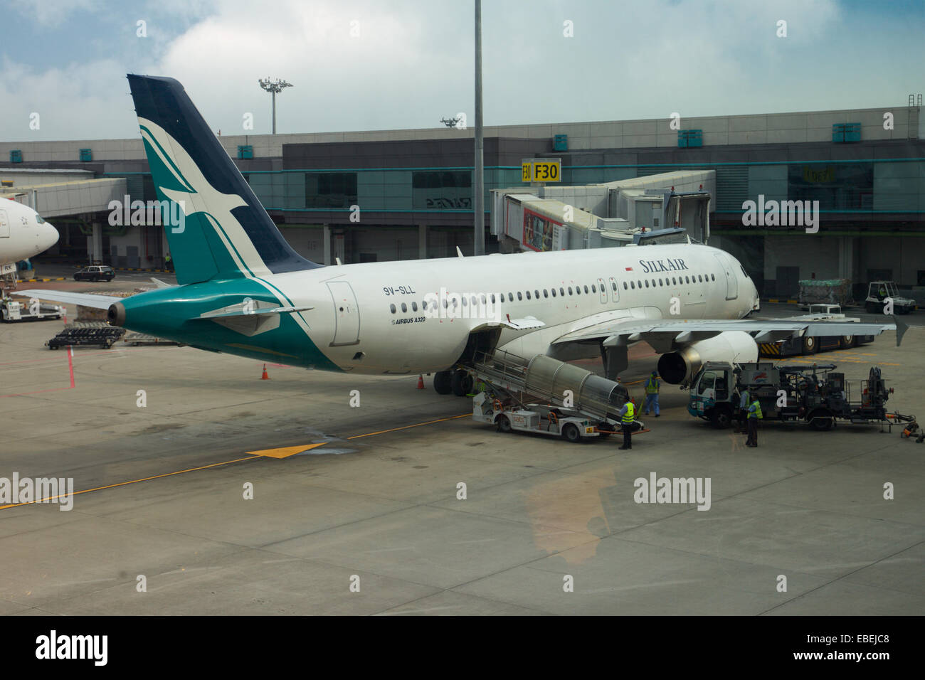 Ein Silk Air Airbus A320 am Changi Airport, Singapore geladen wird Stockfoto