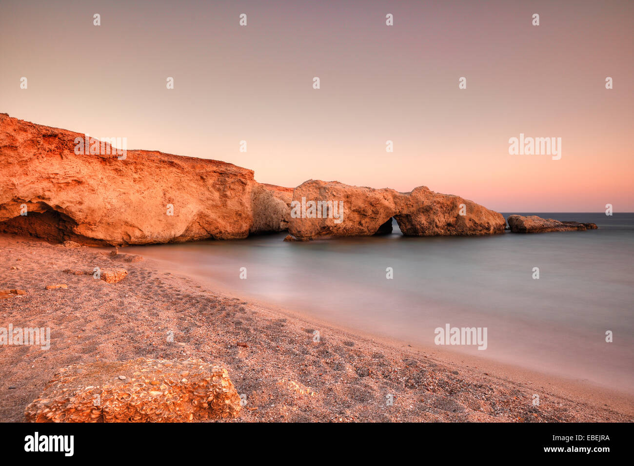 Wilde Schönheit Strand mit gegessen von den Meeresklippen und einzigartigen Höhlen in Karpathos, Griechenland Stockfoto