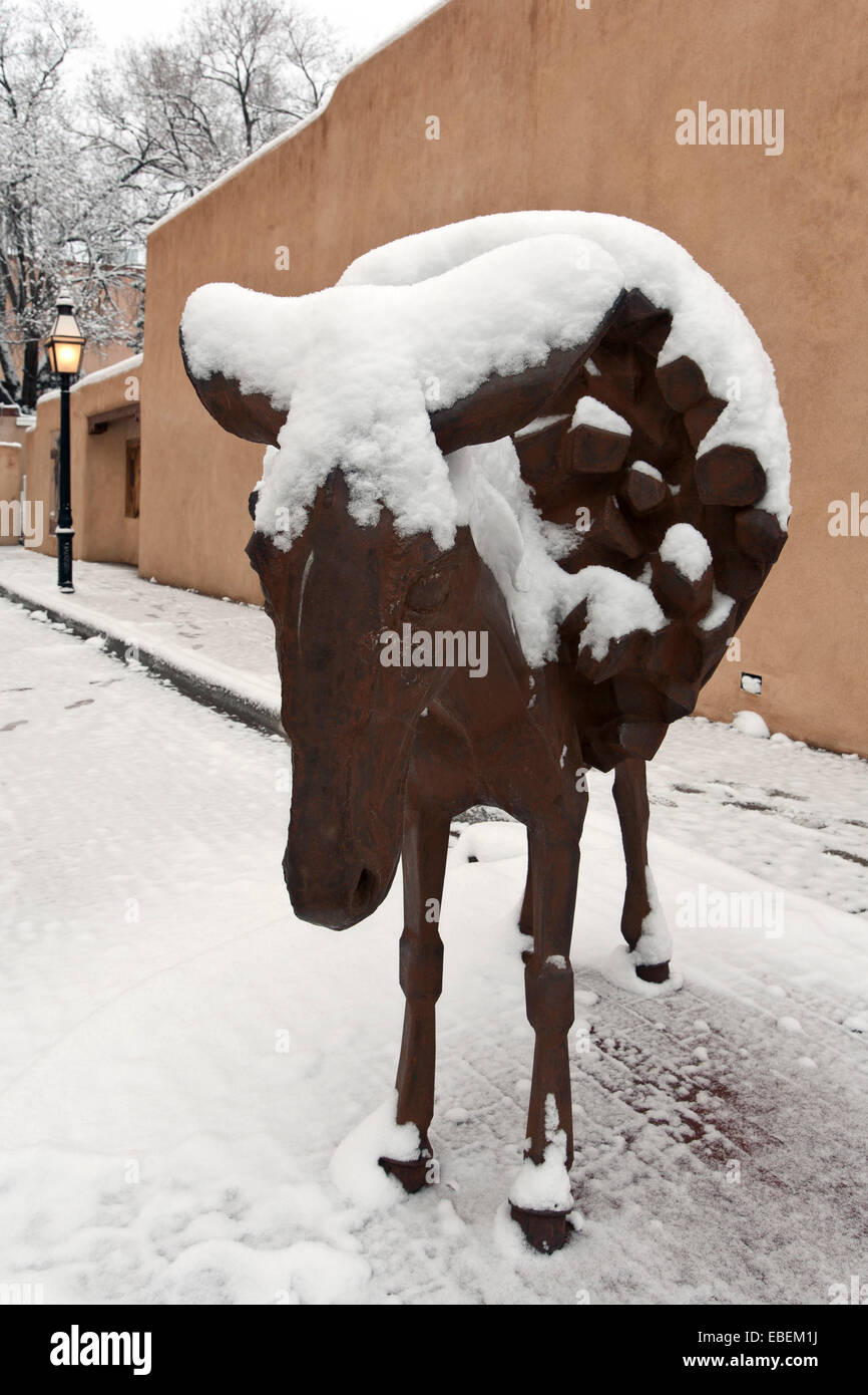 Eine Hommage an die Burro-Skulptur (Charles Southard, 1988) unter Schnee, Burro Alley, Santa Fe, New Mexico USA Stockfoto