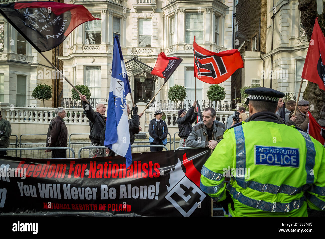 London, UK. 29. November 2014.  Nationalisten protestieren für die Freigabe des Golden Dawn Führers Credit: Guy Corbishley/Alamy Live News Stockfoto