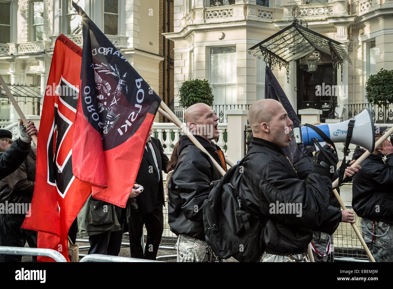 London, UK. 29. November 2014.  Nationalisten protestieren für die Freigabe des Golden Dawn Führers Credit: Guy Corbishley/Alamy Live News Stockfoto