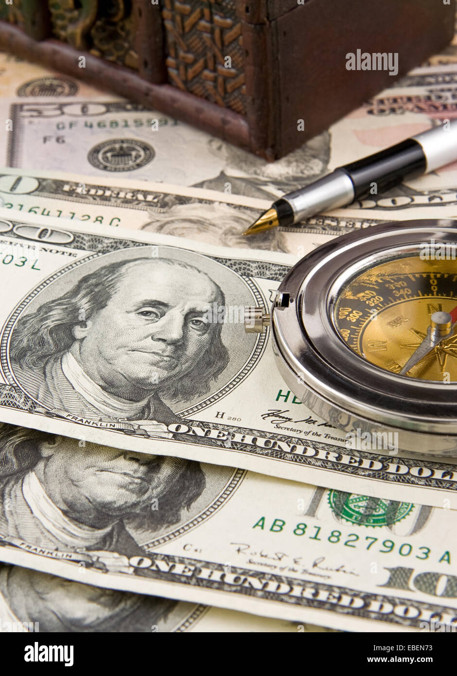 Kugelschreiber und Kompass auf US-Dollar Stockfoto