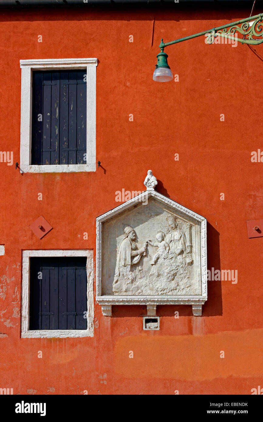 Venedig Italien Castello religiöse Ikonographie auf roten Wand Stockfoto