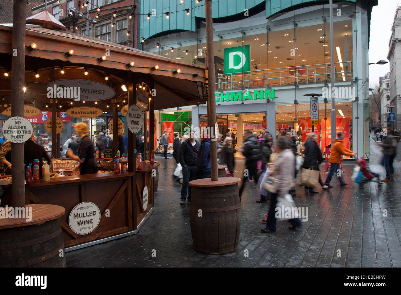 Liverpool, 29. November 2014. Am Black Friday Sales Weekend kaufen Käufer, die mit dem Gepäck unterwegs sind, an den Verkaufsständen auf dem Williamson Square Lebensmittel- und Handwerksmarkt. Weihnachtseinkäufe im Stadtzentrum, Einzelhandelsgeschäfte, Geschäfte, Weihnachtseinkäufe, Discountverkäufe, Und die Verbraucherausgaben am Black Friday Weekend gelten als das größte festliche Ereignis des Jahres. Britische Einzelhändler haben die US-amerikanische Bonanza nach dem Weihnachtsgeschäft angenommen. Liverpools Geschäftsviertel, Stockfoto