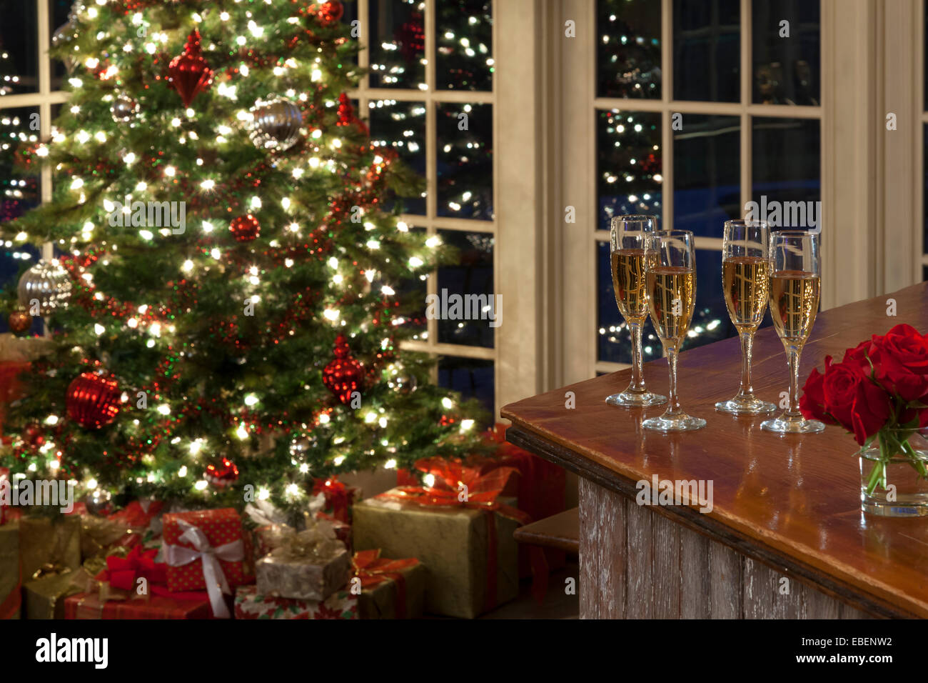 Weihnachtsbaum und Geschenke mit vier Gläser Champagner, USA Stockfoto