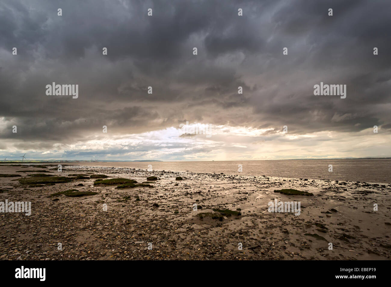 Schlammigen Sie Ufer des Flusses Severn Ner zweiten Straße Brücke, England, UK Stockfoto