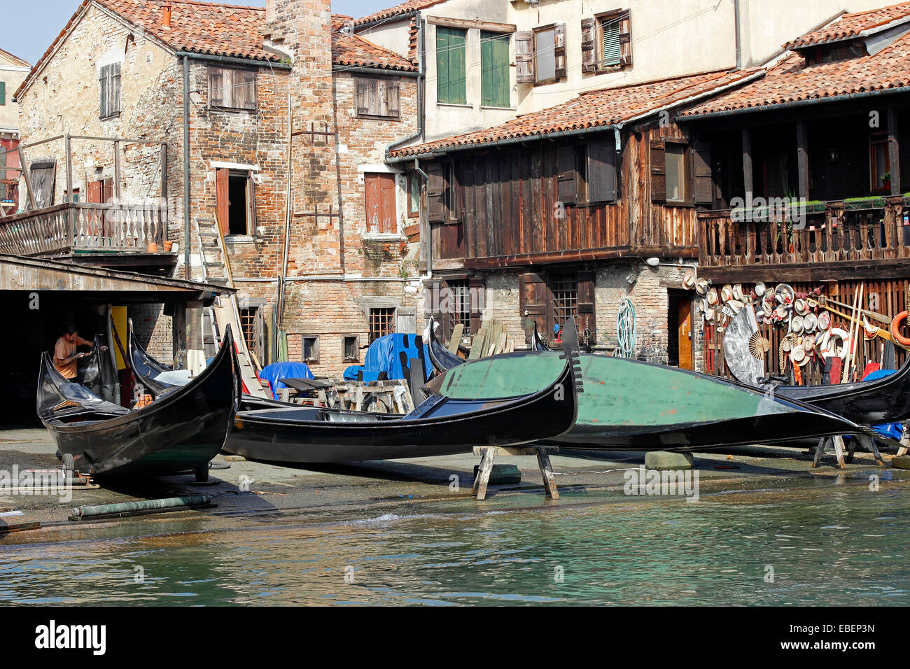 Venedig Italien Dorsoduro Reparaturarbeiten an einem der wenigen verbliebenen Gondel Baumeister Stockfoto