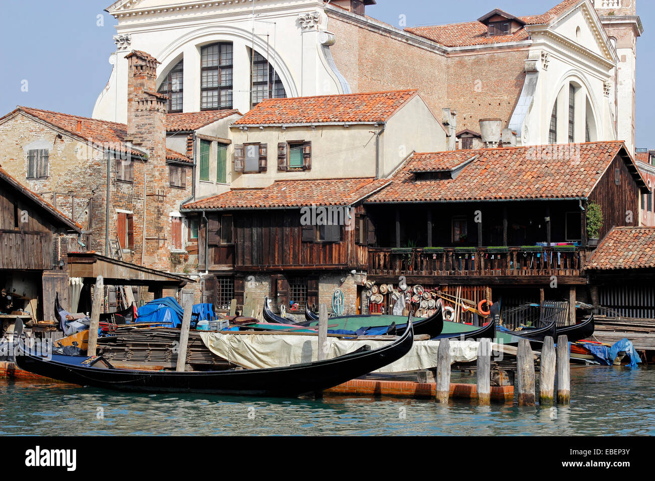 Venedig Italien Dorsoduro Reparaturarbeiten an einem der wenigen verbliebenen Gondel Baumeister Stockfoto