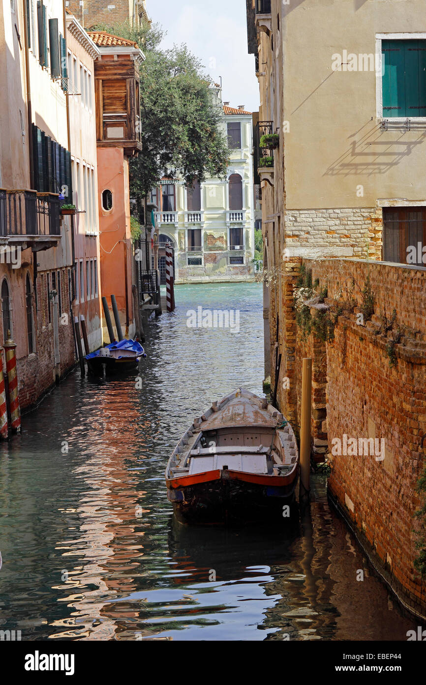 Venedig Italien Dorsoduro Kleinboote am Kanal Stockfoto