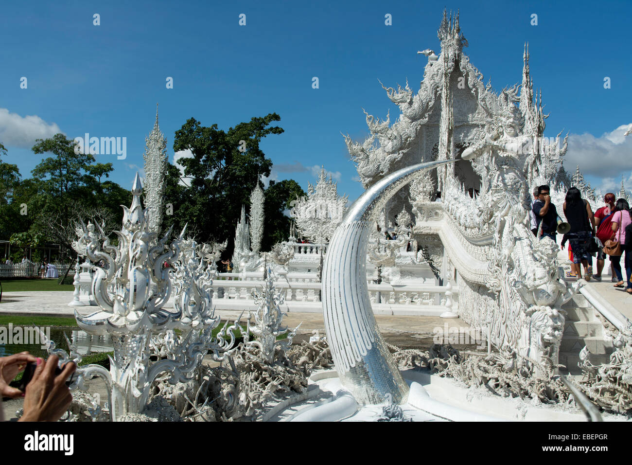 Der schöne weiße Tempel, Wat Rong Khun, in der Nähe von Chiang Rai, Thailand, Anzeichen von Schäden durch das Erdbeben Mai 2014. Stockfoto