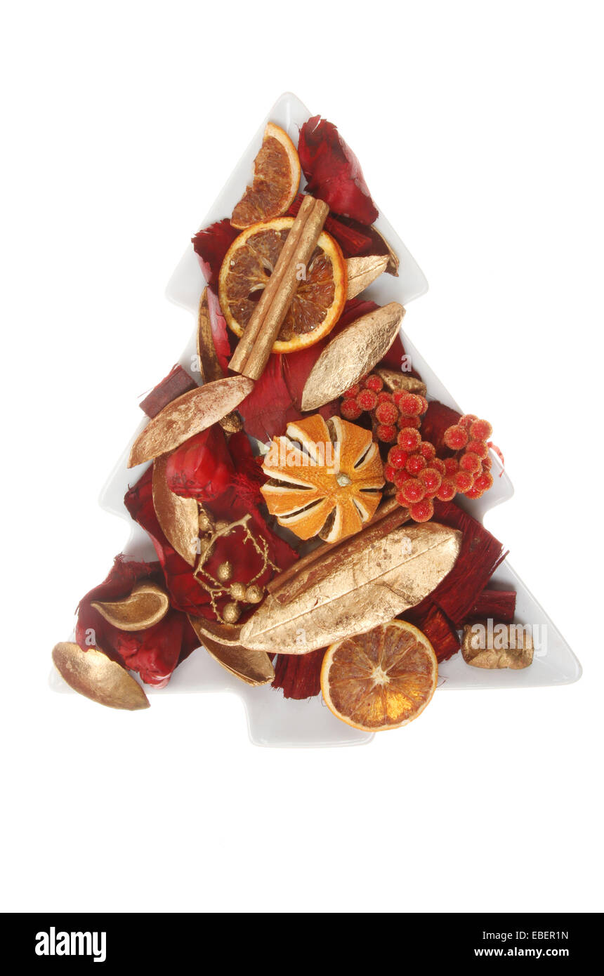 Potpourri in einem Weihnachtsbaum geformte Schale isoliert gegen weiß Stockfoto