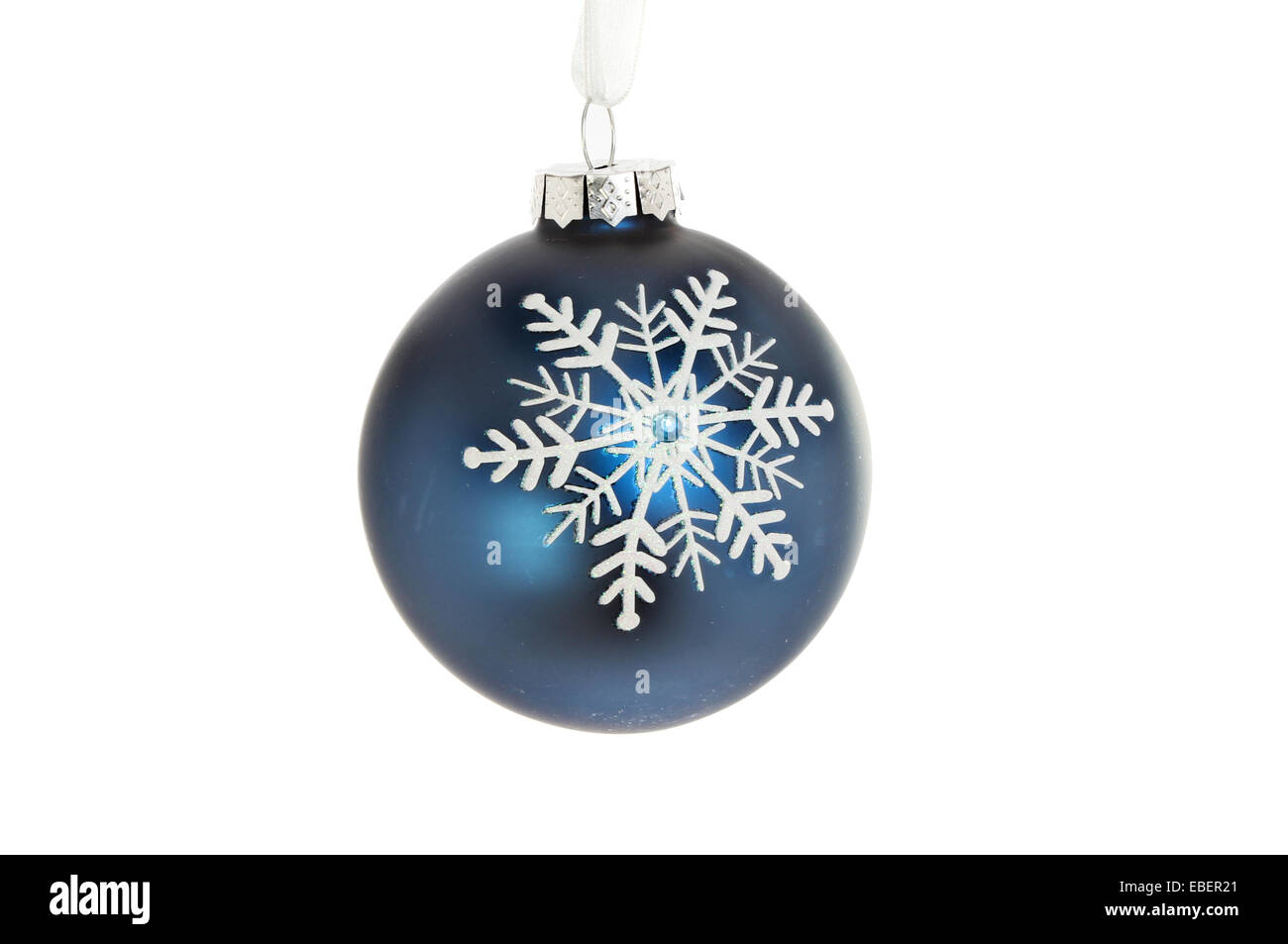 Blaue Schneeflocke Christbaumkugel isoliert gegen weiß Stockfoto