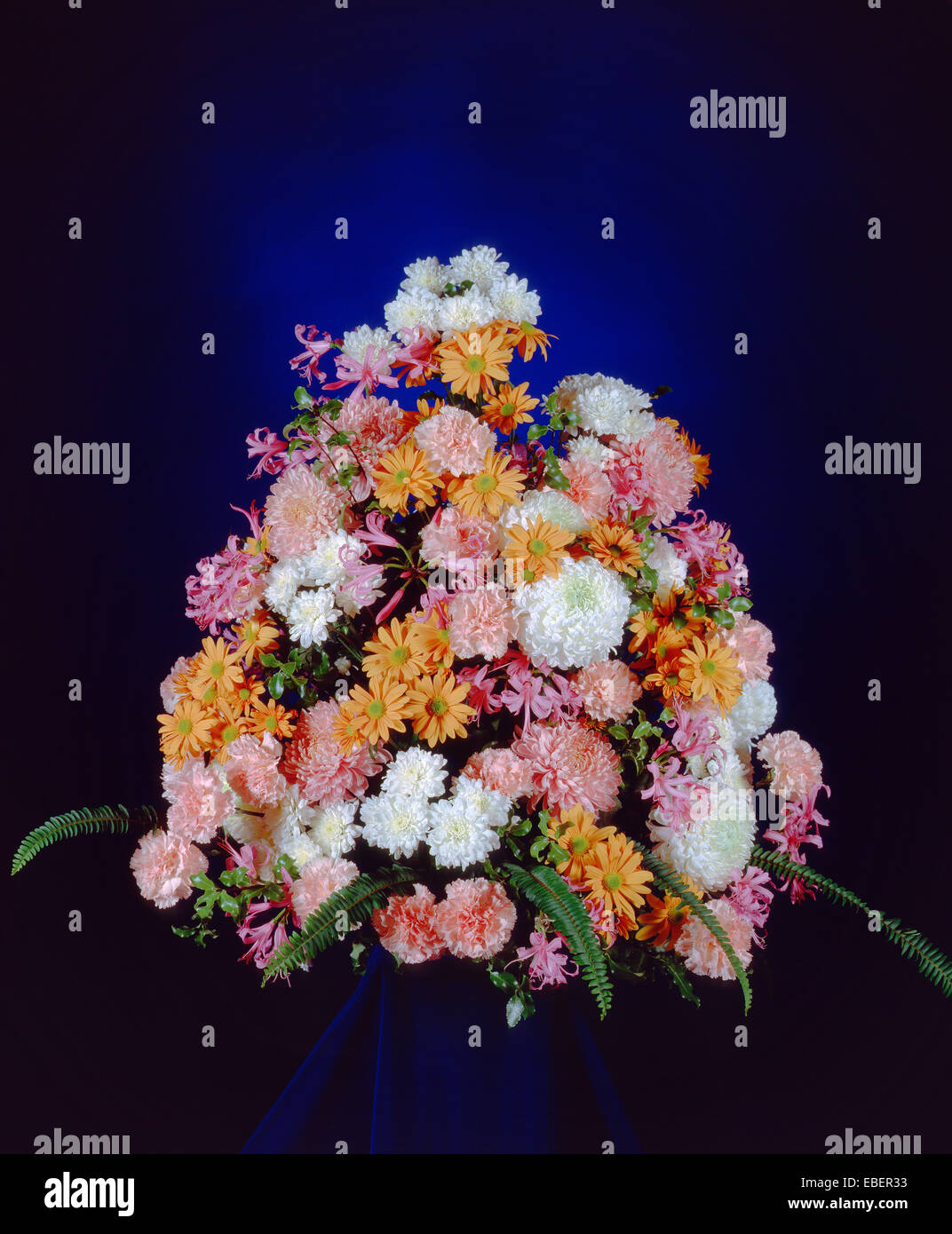 Blumenarrangement mit Chrysanthemen Stockfoto