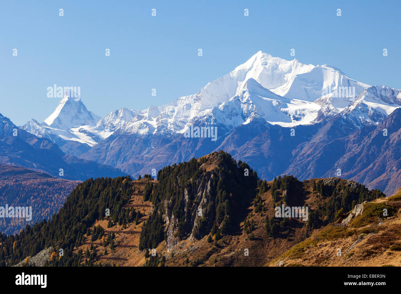 Das Matterhorn und dem Weisshorn in den Schweizer Alpen Stockfoto
