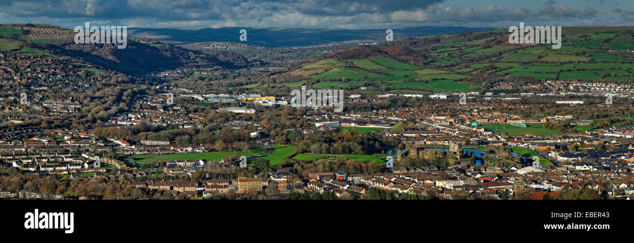 Panoramablick auf eine Stadt in einem Tal mit sanften Hügeln in der Ferne. Stockfoto