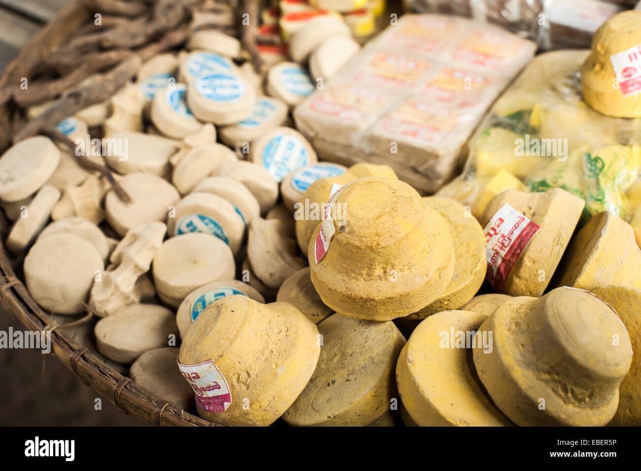 Thanaka Holzmehl, beliebt in Burma kosmetische Maske zum Verkauf eines Marktes Stockfoto