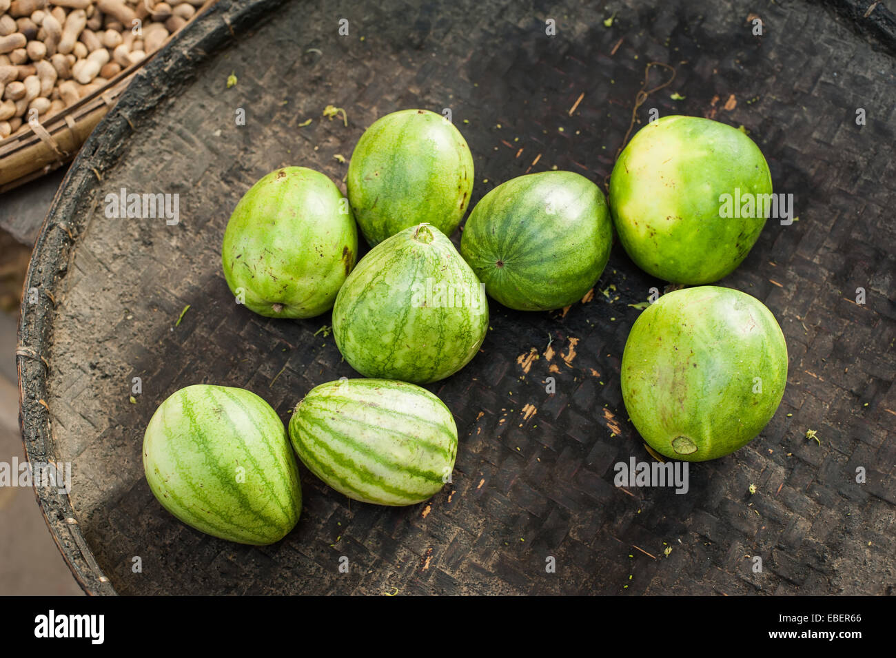 Bio orientalische Melonen zum Verkauf an Outdoor-asiatischen Markt. Essen-Hintergrund Stockfoto