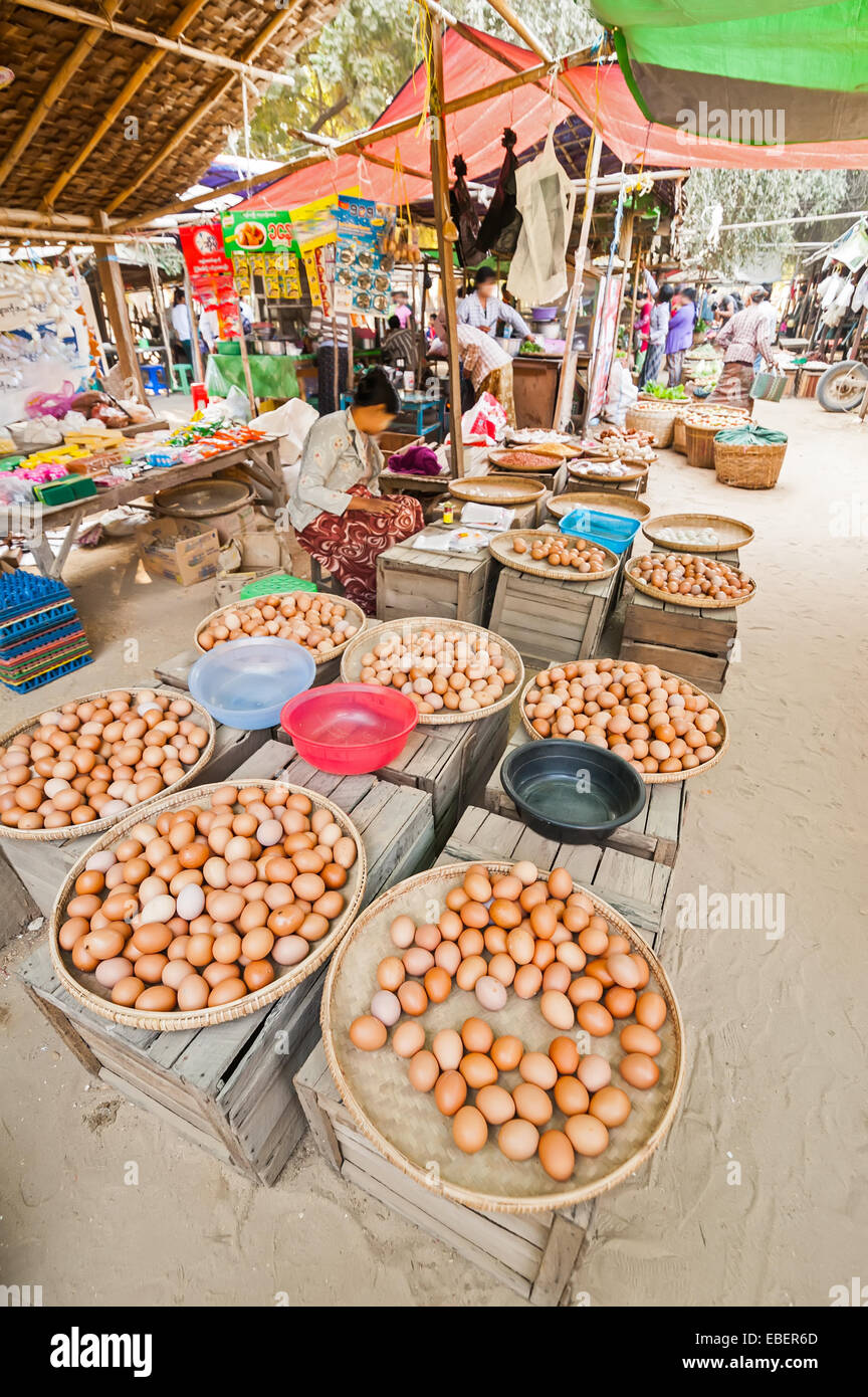 Birmanischen Leute verkauften Eiern und lokale waren am traditionellen asiatischen Markt. Bagan, Myanmar Reiseziele Stockfoto
