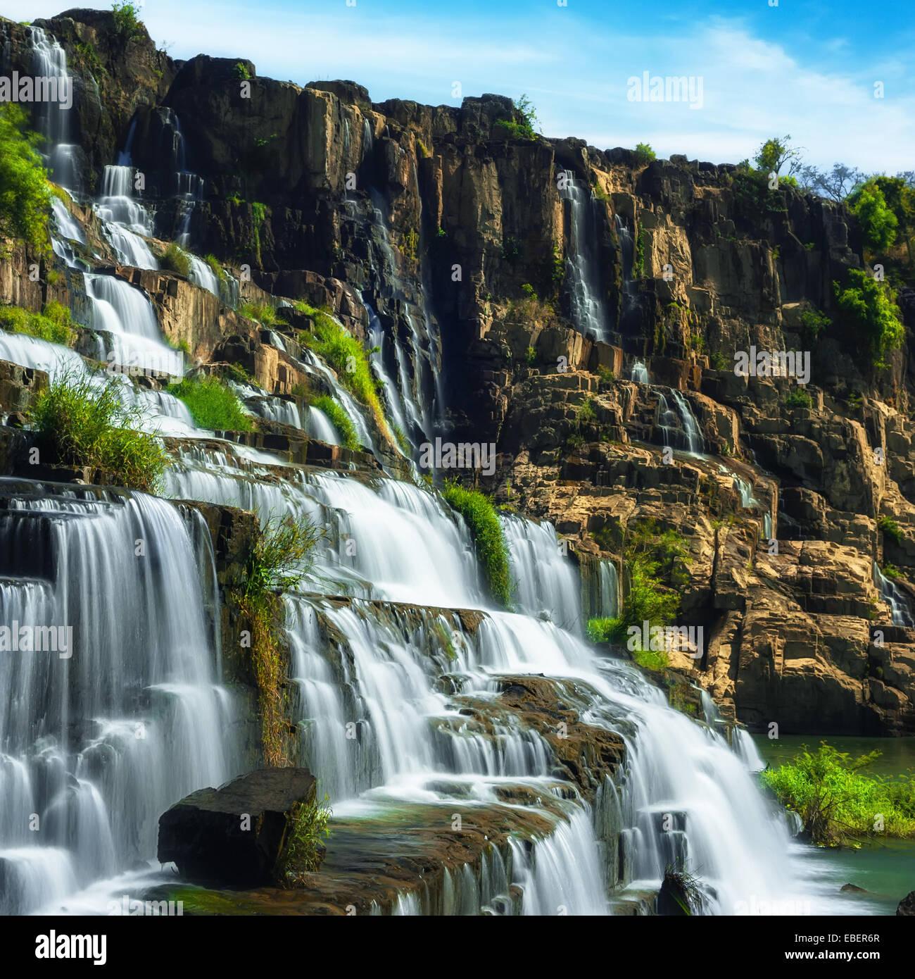 Tropischer Regenwald-Landschaft mit fließenden Pongour Wasserfall. Da Lat, Vietnam Stockfoto