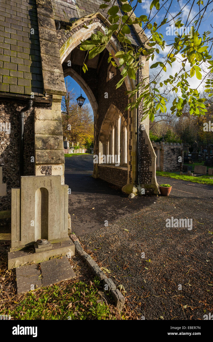 Sonnigen Herbstnachmittag in Brighton Borough Friedhof. Stockfoto