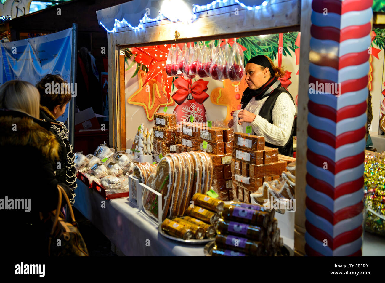 Montreux, Schweiz. 29. November 2014. Der jährliche Weihnachtsmarkt in  Montreux feiert 20 Jahre vom 21. November bis 24. Dezember 2014. Einige 150  Handwerker und Händler bieten eine breite Palette an traditionelle  Handwerksprodukte