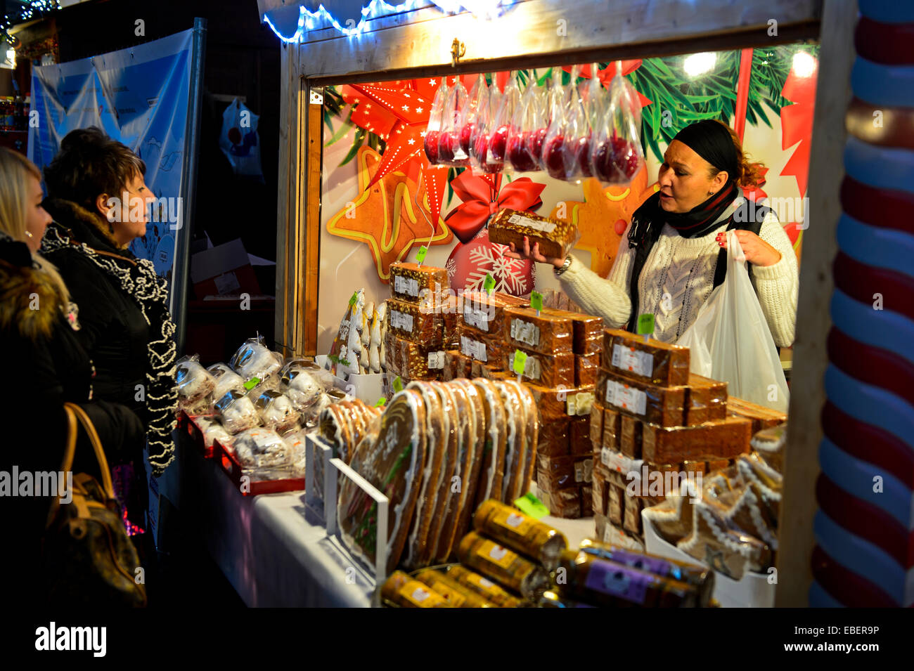 Montreux, Schweiz. 29. November 2014. Der jährliche Weihnachtsmarkt in Montreux feiert 20 Jahre vom 21. November bis 24. Dezember 2014. Einige 150 Handwerker und Händler bieten eine breite Palette an traditionelle Handwerksprodukte sowie saisonalen Getränken und Essen, inklusive Glühwein, Brezeln und Weihnachtsstollen in schön dekorierten Hütten entlang des Ufers des Genfersees. In einem Shop für Weihnachtsgebäck, Lebkuchen, Weihnachtsgebäck und Cookies. Bildnachweis: GFC Sammlung/Alamy Live-Nachrichten Stockfoto