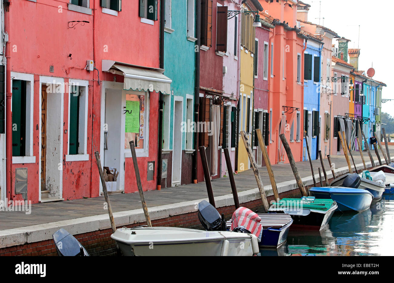 Venedig Italien Burano Reflexionen bunte Häuser entlang Insel Kanäle Stockfoto