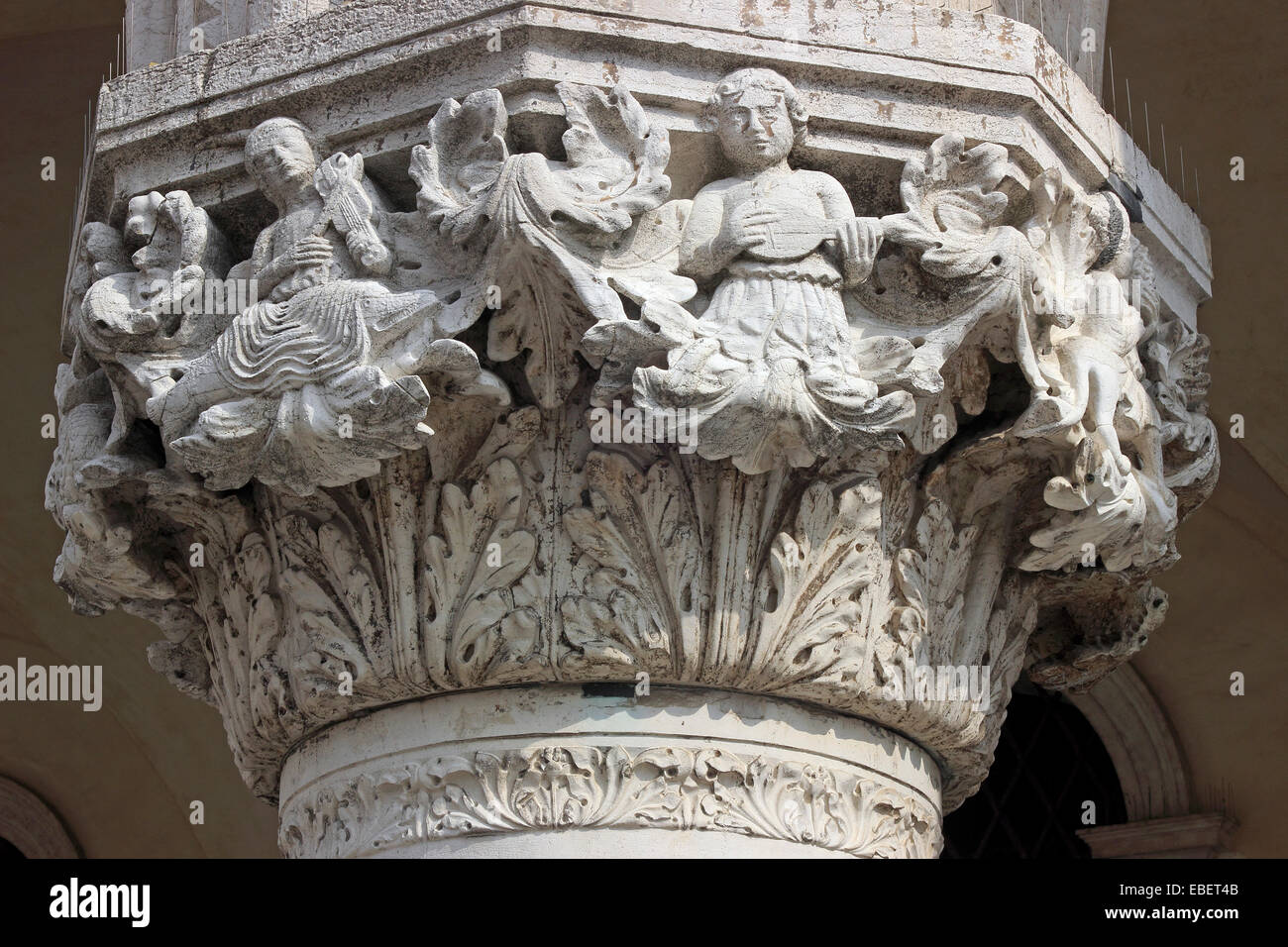 Venedig Italien Piazza San Marco Dogen Palast Piazzetta geschnitzte Kapitelle auf Spalten Stockfoto