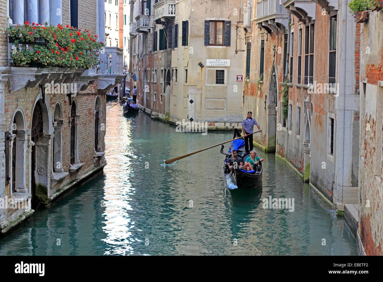 Venedig Italien viele Gondeln in einen kleinen Kanal Stockfoto