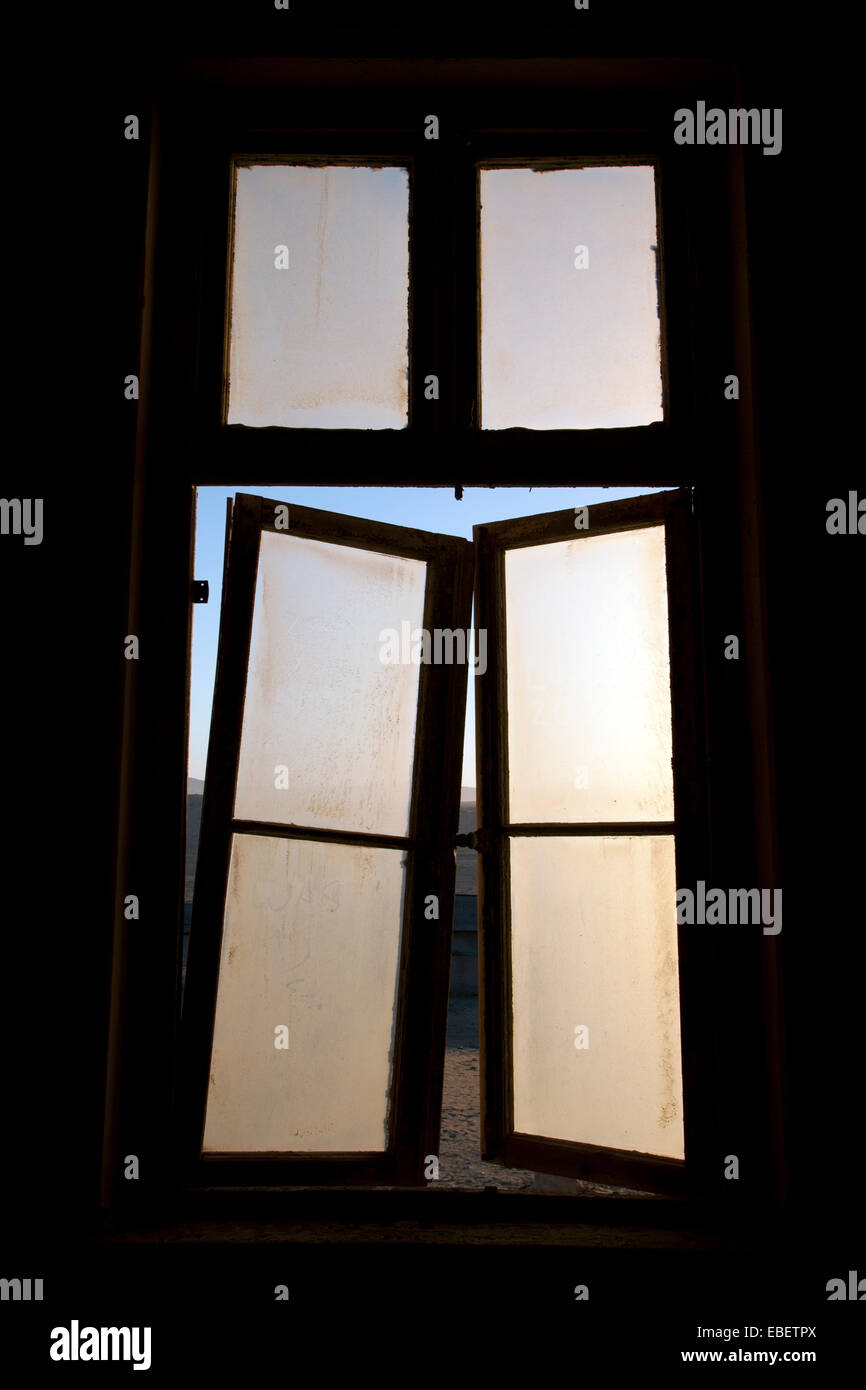 Windows in Kolmanskop Geisterstadt - Lüderitz, Namibia, Afrika Stockfoto