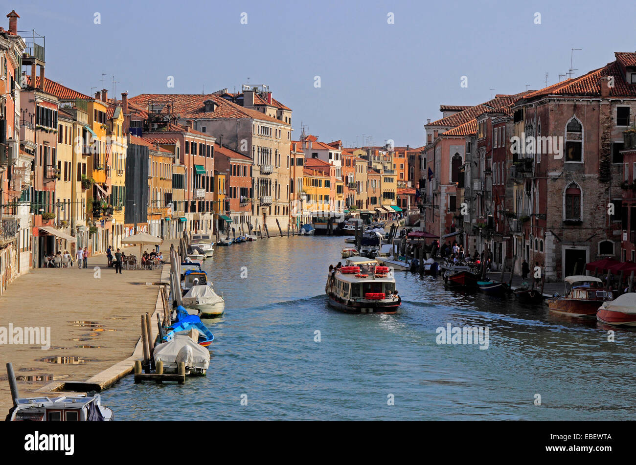 Venedig Italien Cannaregio Vaporetto auf dem Cannaregio Canal Stockfoto