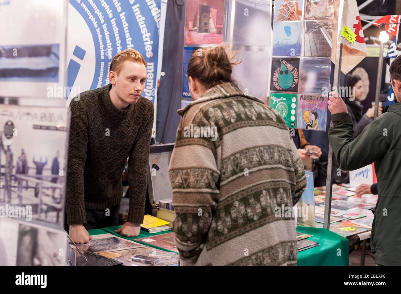 London, UK. 29. November 2014. Ein Kunde beschreibt Musik mit einem Verkäufer von Vinyl-Schallplatten auf dem Independent Label-Markt. Bildnachweis: Stephen Chung/Alamy Live-Nachrichten Stockfoto