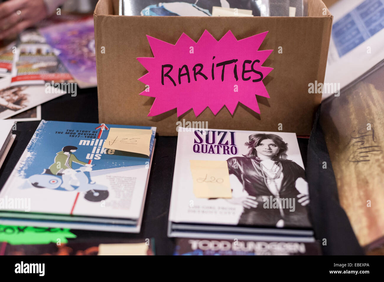 London, UK. 29. November 2014. Seltene Vinyl Box Sets, wie man durch die siebziger Jahre rocker, Suzi Quatro, Angebote für Liebhaber von Vinyl Musik an Old Spitalfields Market als Verkäufer von Vinyl-Schallplatten Shop auf dem Independent Label-Markt eingerichtet. Bildnachweis: Stephen Chung/Alamy Live-Nachrichten Stockfoto