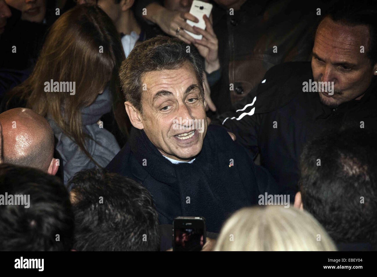 Paris, Frankreich. 29. November 2014. Former French President Nicolas Sarkozy (C) kommt am Hauptsitz der Union für eine populäre Bewegung (UMP) in Paris, Frankreich am 29. November 2014. Ehemalige französischer Präsident Nicolas Sarkozy am Samstag gewann das Rennen um die Führung der konservativen Partei krisengeschüttelten Union für eine populäre Bewegung (UMP), ein Schritt entscheidend, für die Präsidentschaft im Jahr 2017 zu bieten. © Elienne Laurent/Xinhua/Alamy Live-Nachrichten Stockfoto