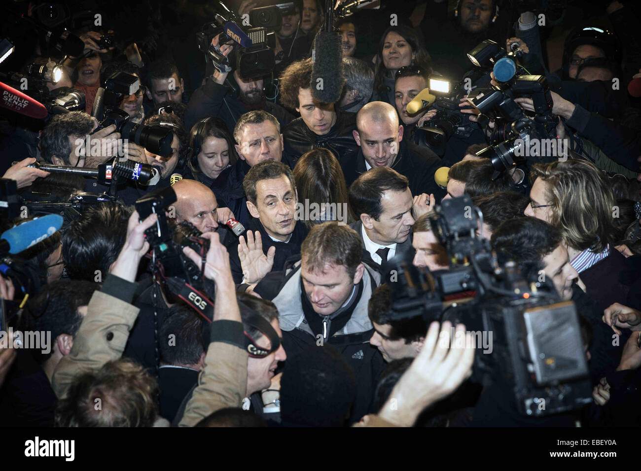 Paris, Frankreich. 29. November 2014. Former French President Nicolas Sarkozy (C) kommt am Hauptsitz der Union für eine populäre Bewegung (UMP) in Paris, Frankreich am 29. November 2014. Ehemalige französischer Präsident Nicolas Sarkozy am Samstag gewann das Rennen um die Führung der konservativen Partei krisengeschüttelten Union für eine populäre Bewegung (UMP), ein Schritt entscheidend, für die Präsidentschaft im Jahr 2017 zu bieten. © Elienne Laurent/Xinhua/Alamy Live-Nachrichten Stockfoto