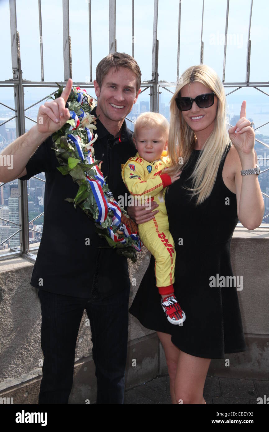 2014 Indianapolis 500 Sieger, Ryan Hunter-Reay auf dem Empire State Building mit: Ryan Hunter-Reay, Ryden Hunter-Reay, Beccy Gordon Hunter-Reay wo: New York City, New York, Vereinigte Staaten, wann: 27. Mai 2014 Stockfoto