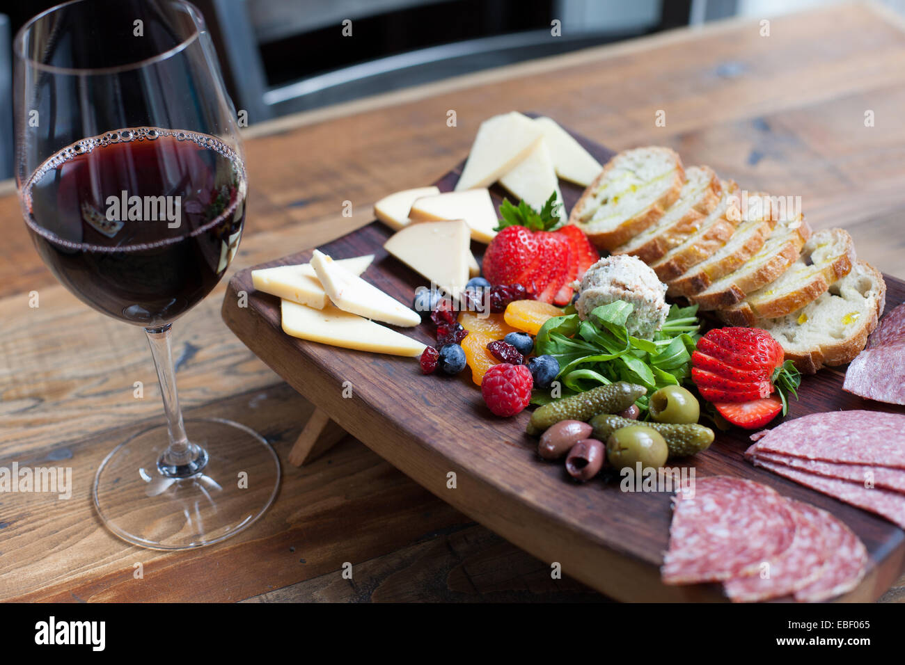 Charcuterie Board und Rotwein Stockfoto