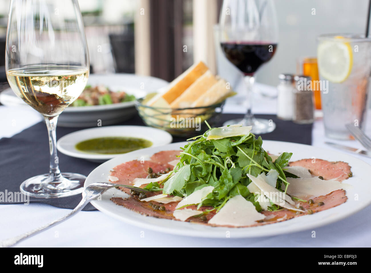 Italienische Mahlzeit im Freien auf der Terrasse mit Wein Stockfoto